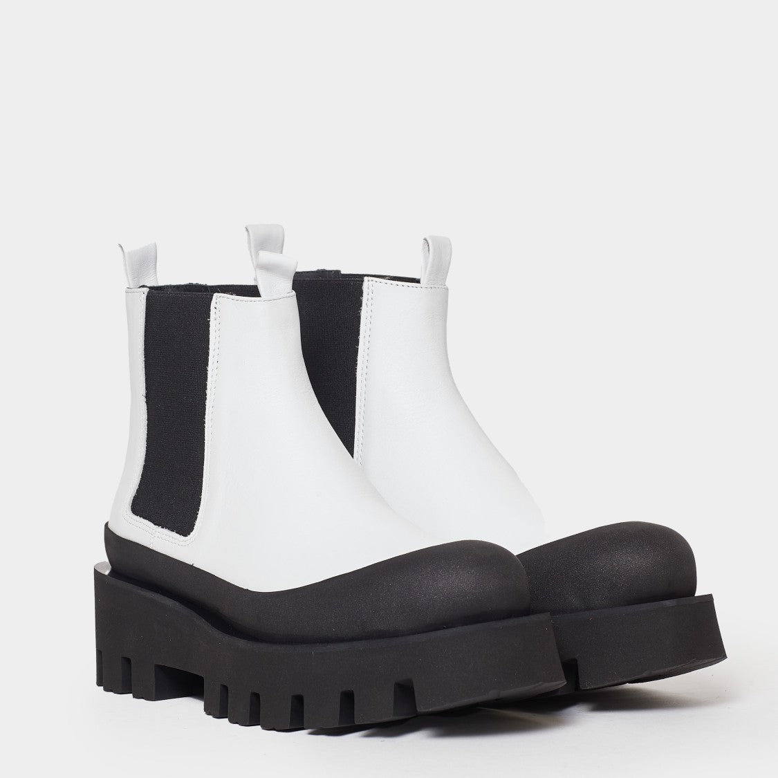 Paloma Barceló White Leather Chelsea Boots With Ultramodern Design