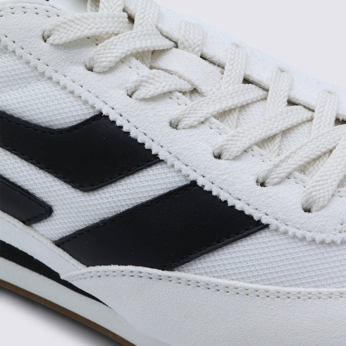 Tom Ford Minimalist White Sneakers With Smooth Silhouette