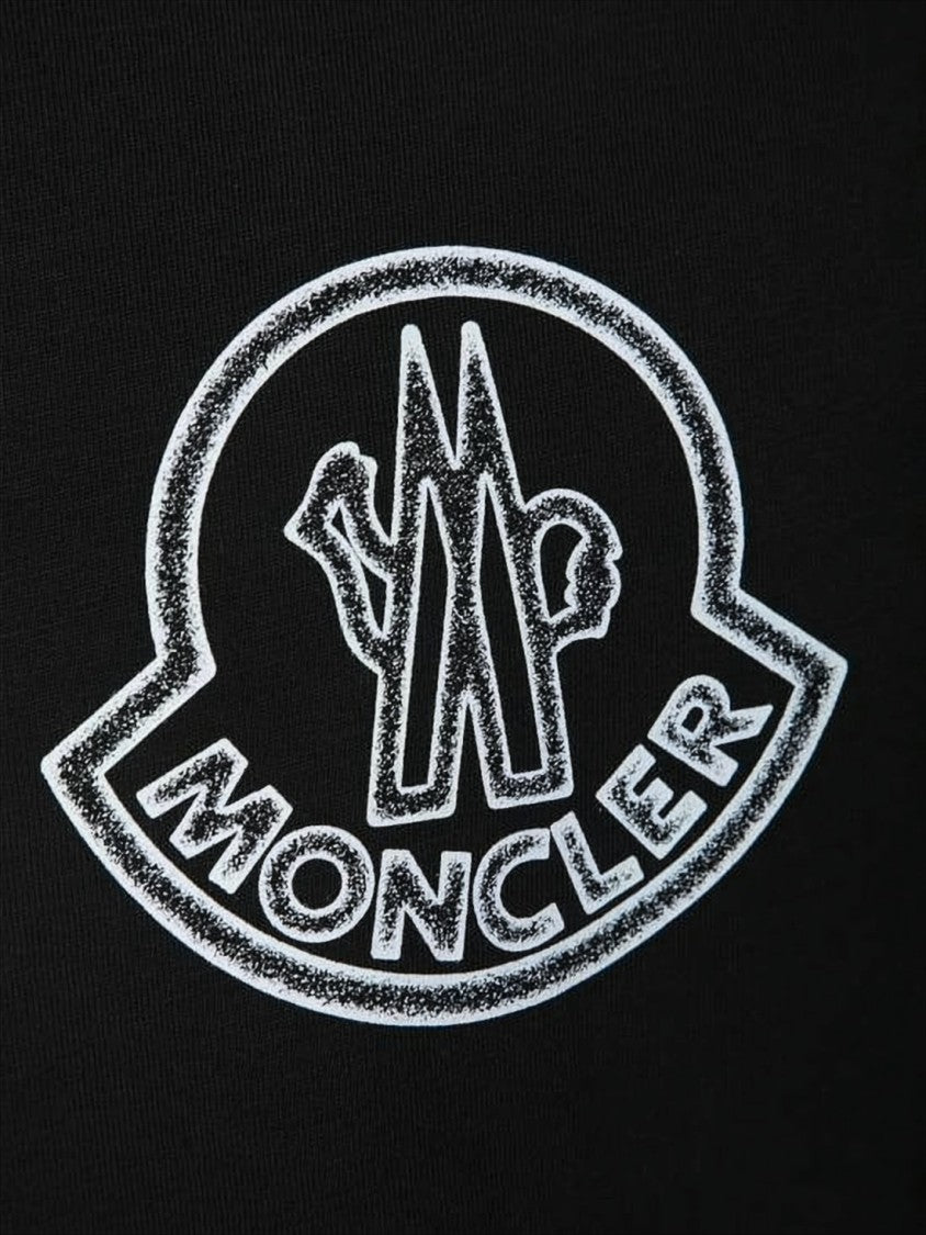 Moncler Short-Sleeve Black T-Shirt With Logo Emblem And Relaxed Fit
