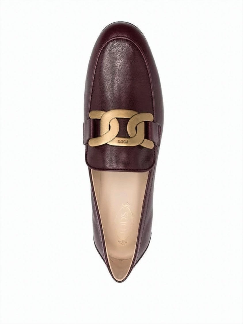 Tod's Pointed Toe Leather Loafers With Oversized Gold Chain