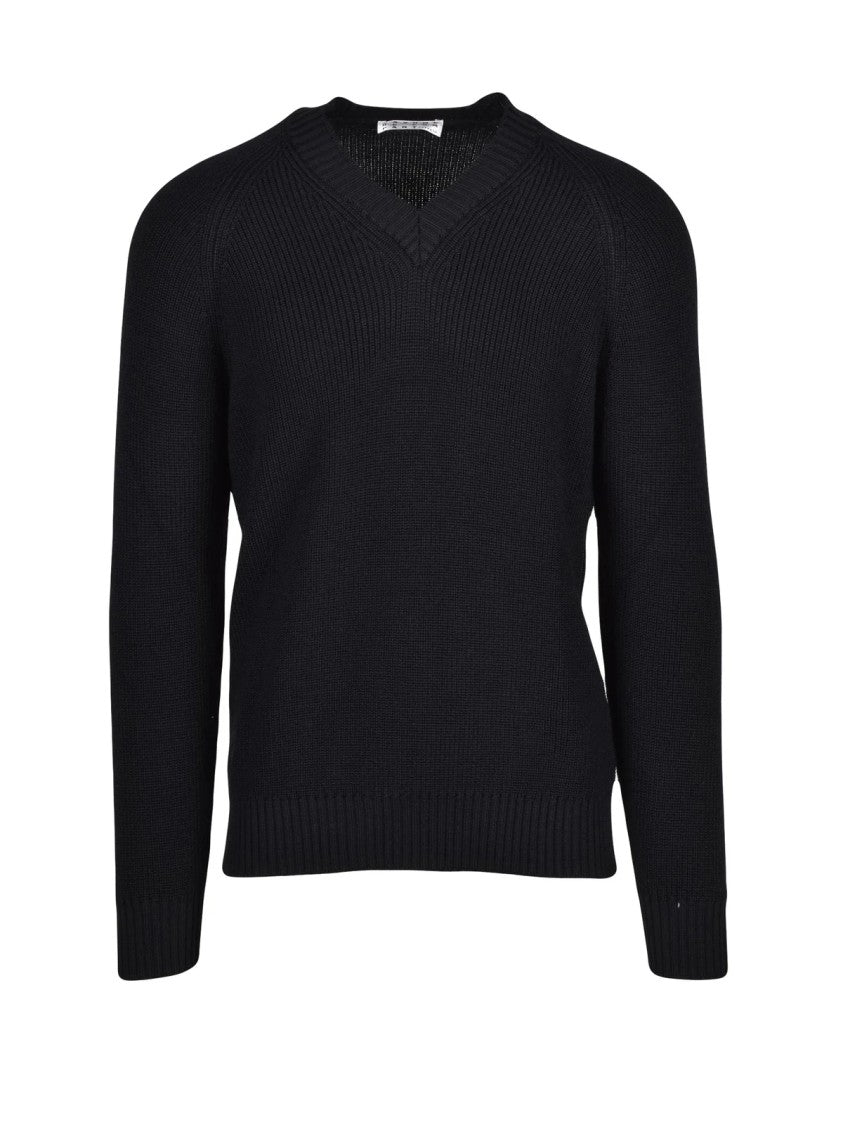 Cashmere Company P. Ribbed Knit V-Neck Sweater With Warmth And Durability
