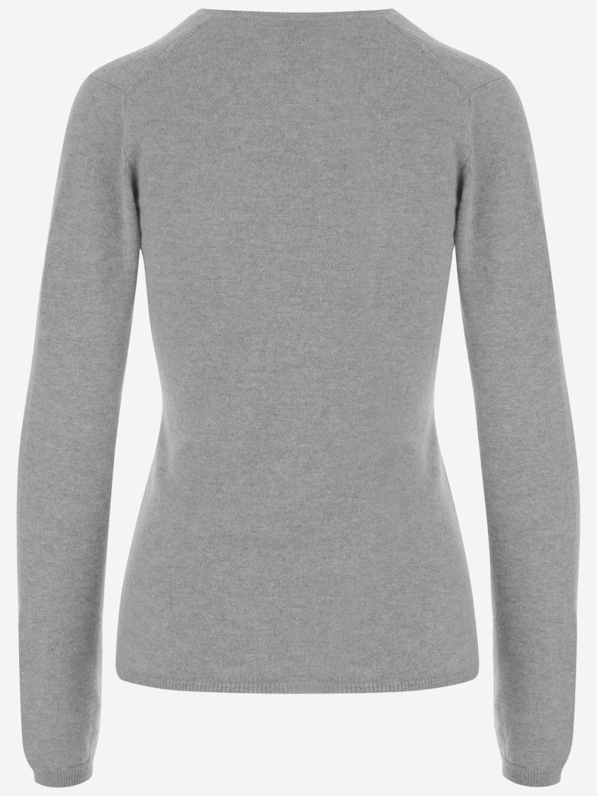 Allude V-Neck Cashmere Sweater With Ribbed Edges And Timeless Silhouette