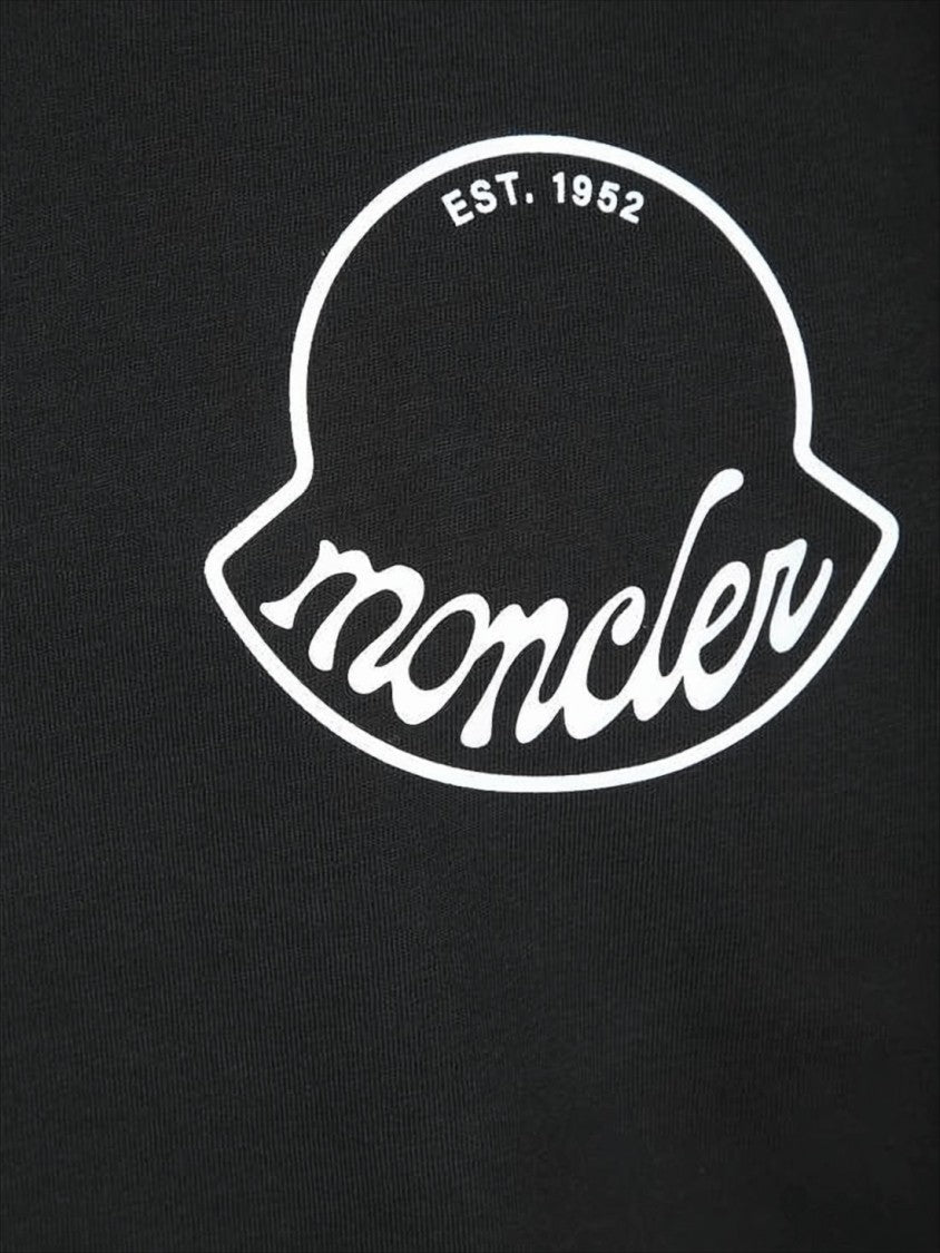 Moncler Minimalist Black T-Shirt With Logo Emblem