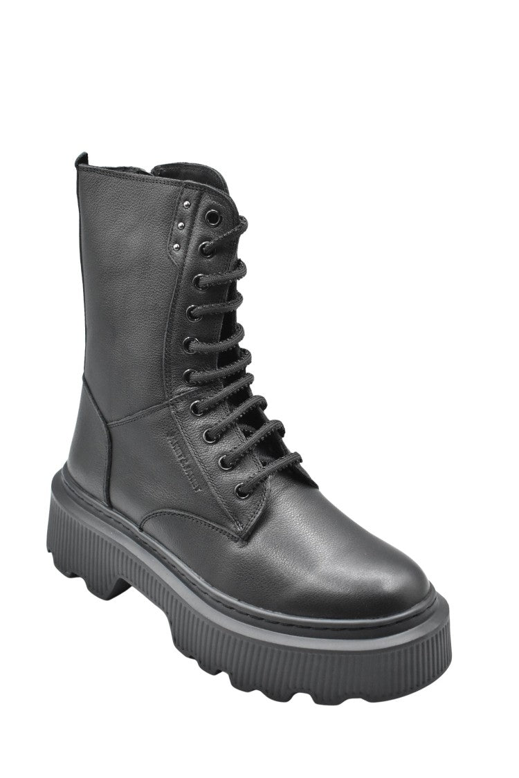 Janet & Janet High-Top Black Boots With Lace-Up Design
