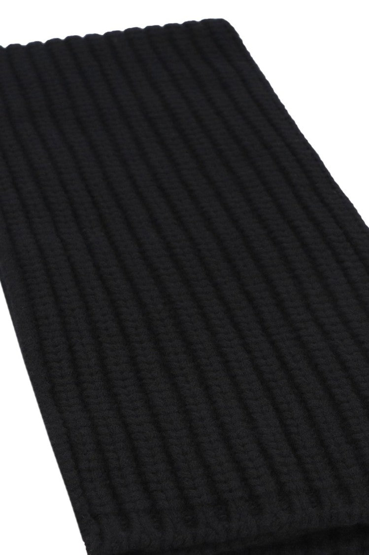Moncler Classic Rectangular Black Scarf With Smooth Texture