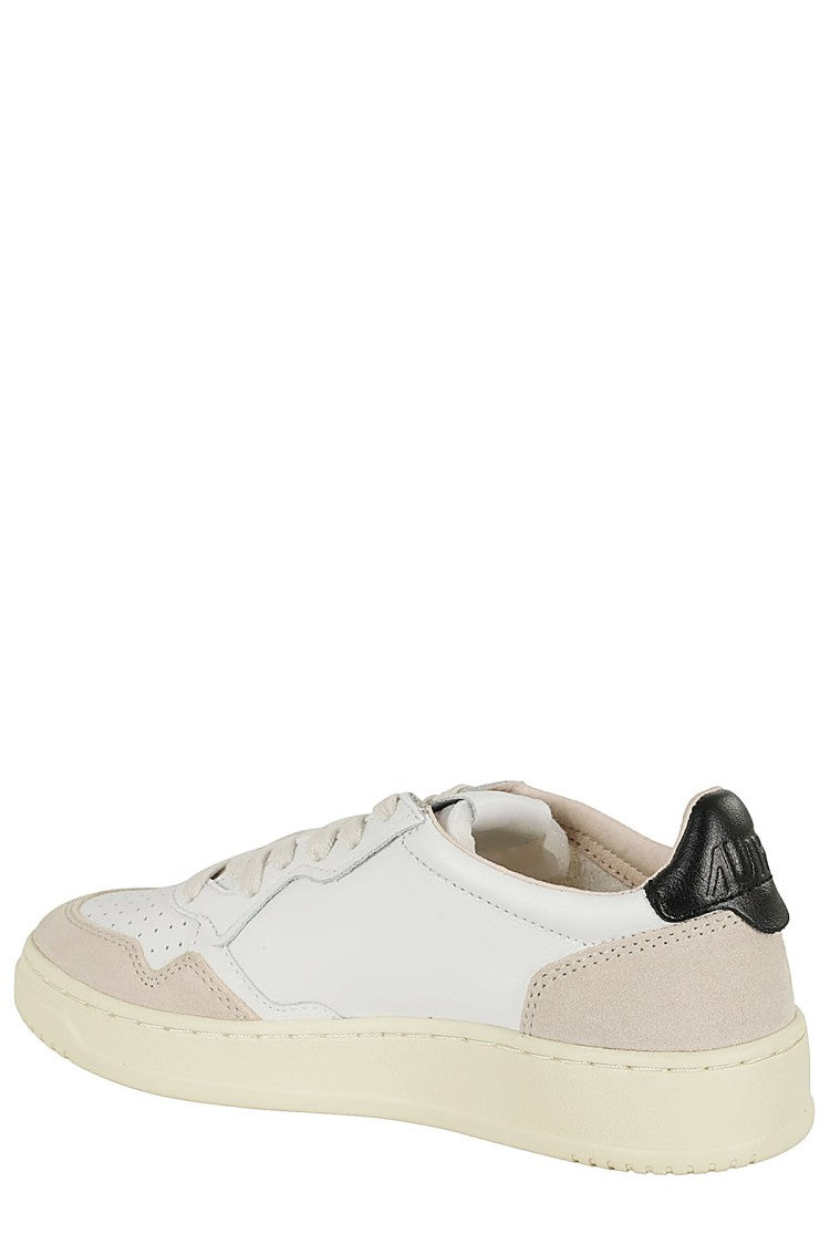Autry Medalist Low Round Toe Low-Top Sneakers