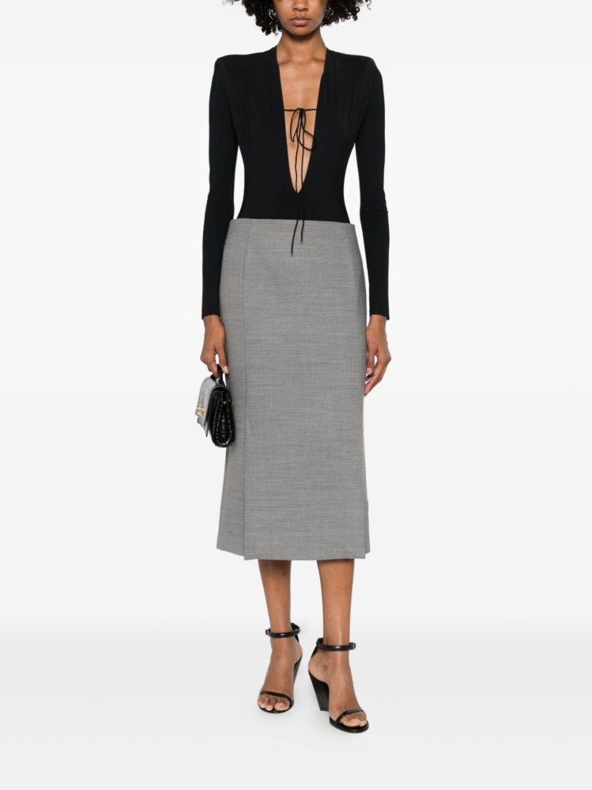 Amazuin Plunging Neckline Black Bodysuit