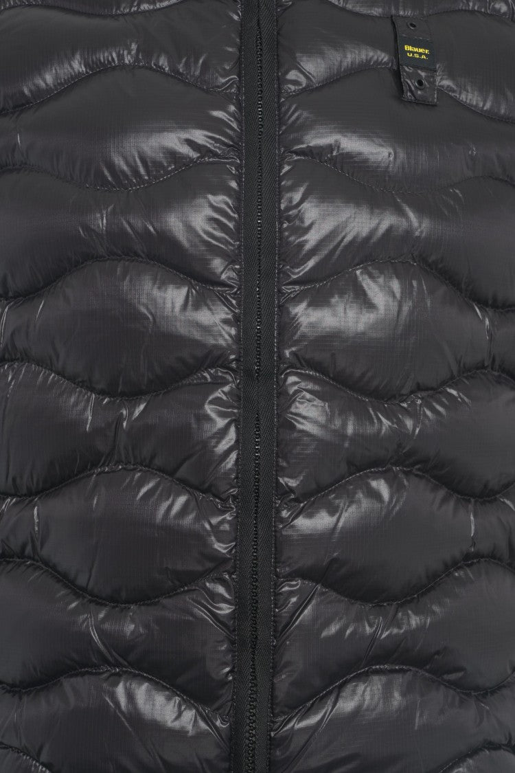 Blauer Quilted Waistcoat With Wavy Pattern And Modern Silhouette