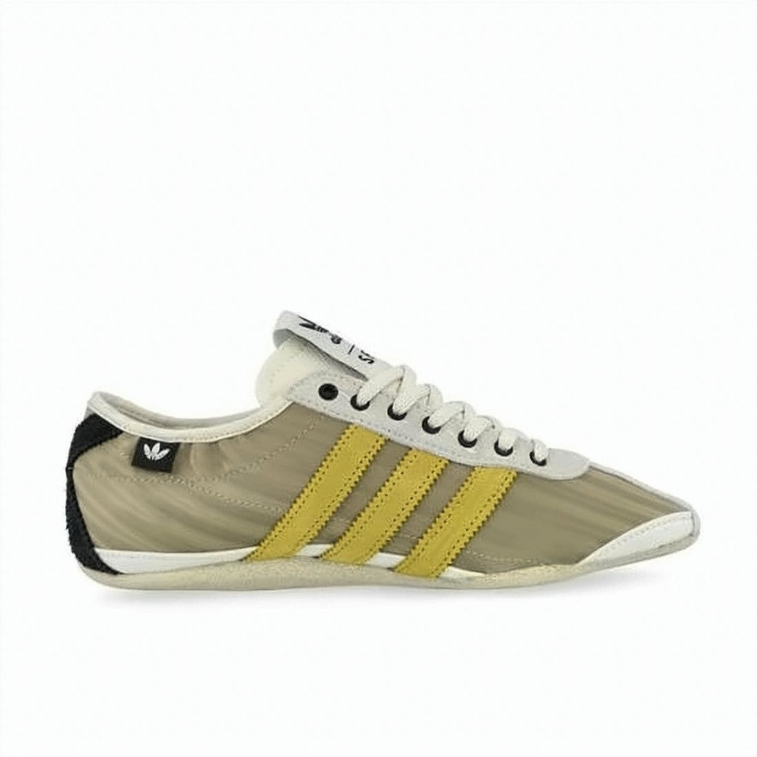 Song For The Mute Low-Profile Beige Sneakers With Yellow Stripes And Black Accents