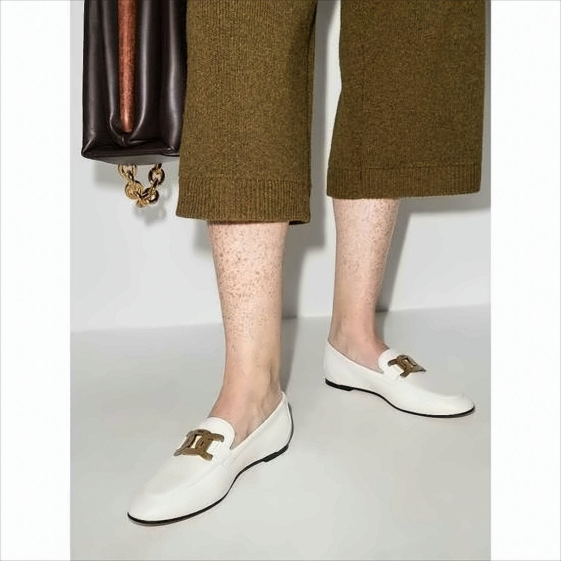 Tod's Sleek White Leather Loafers With Gold-Tone Chain Detail