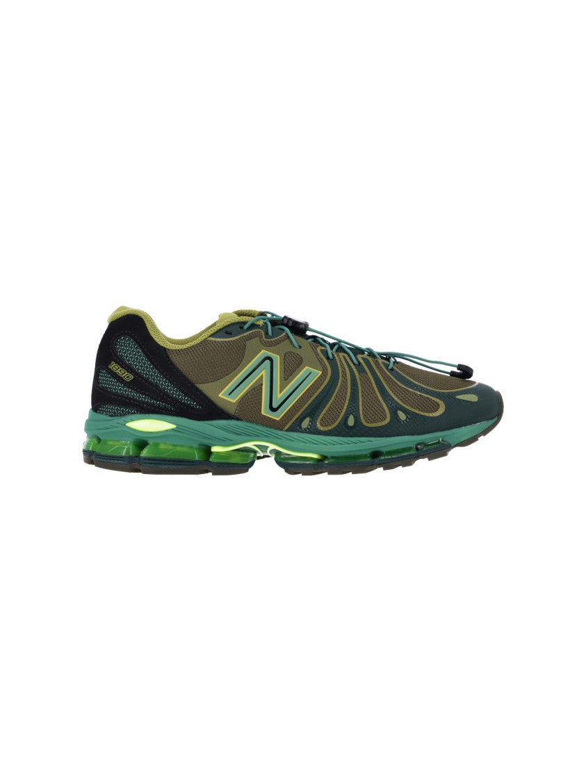 New Balance Rounded Toe Sneakers With Lace-Up Closure