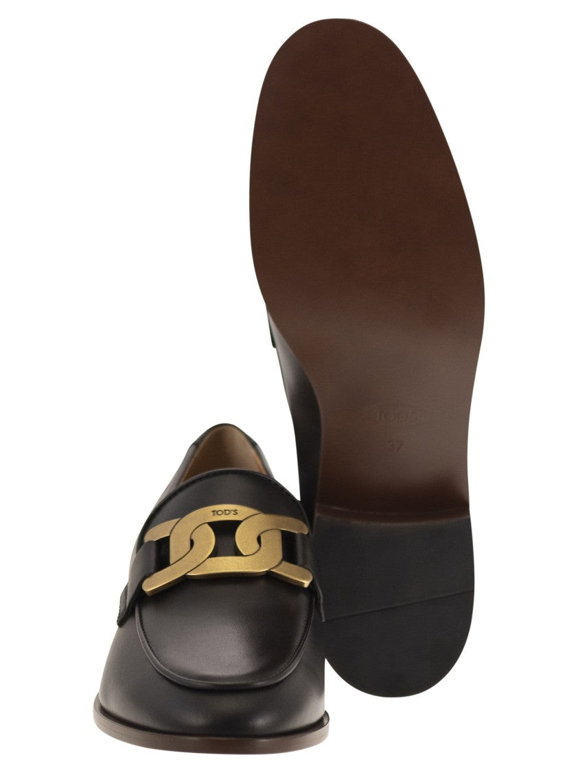 Tod's Black Leather Moccasin With Metal Chain Detail