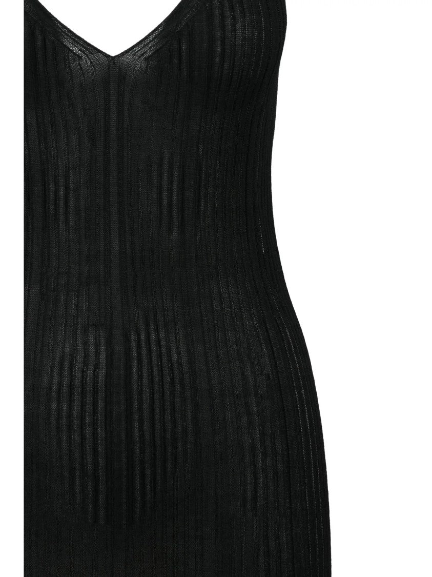 Alpha Studio Fitted Sleeveless Top With Deep V-Neckline And Vertical Ribbed Texture