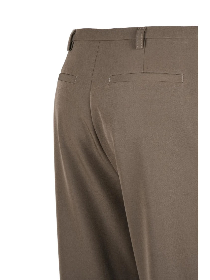 The Latest Straight-Leg Stretch Pants With Tailored Design